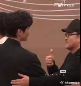 小学生粉还喜欢拿大咖夸过姐姐来背书，真的让人哭笑不得[笑cry]要真论这个，夸过