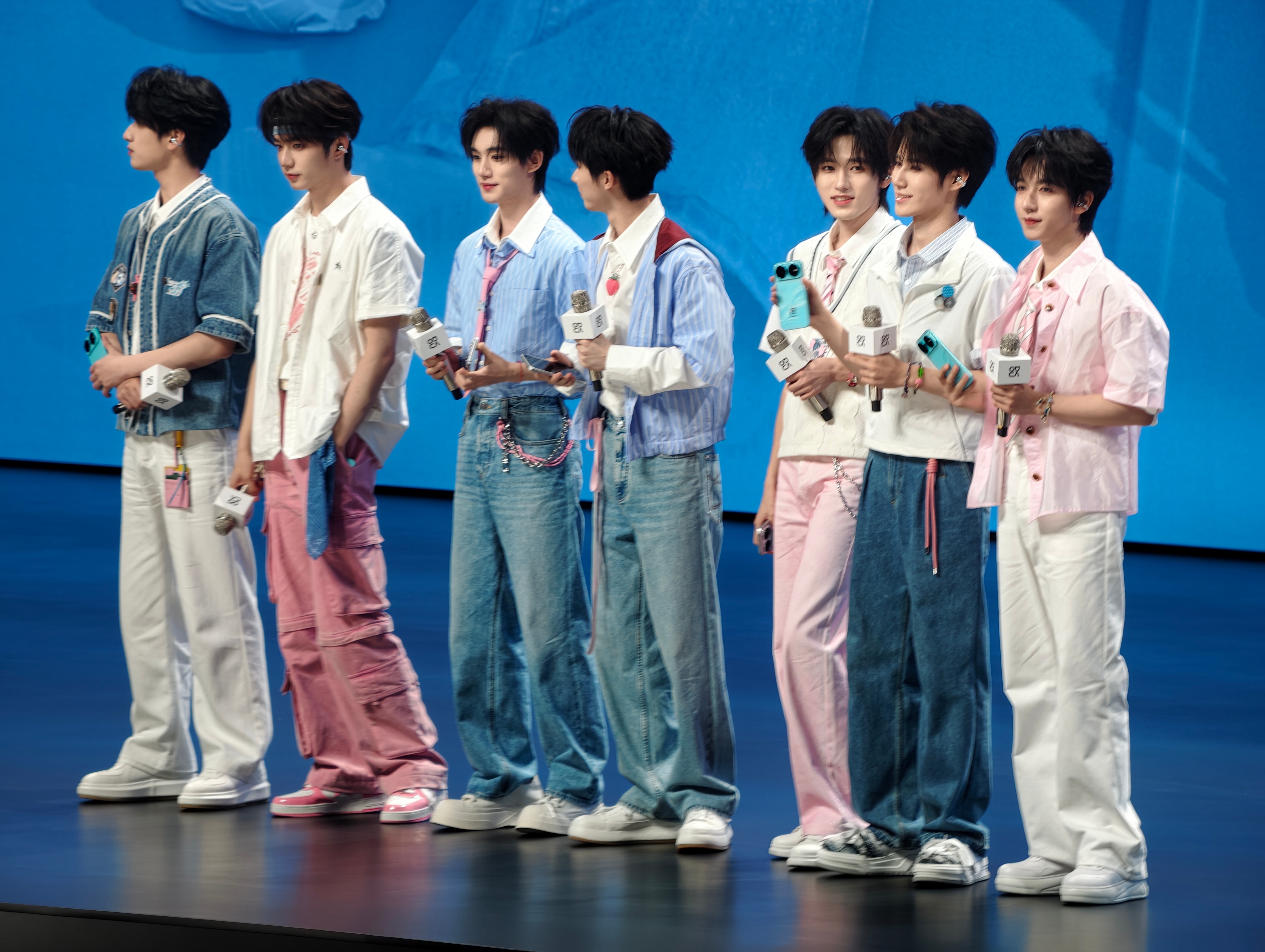 时代少年团亮相华为发布会 nova16最稳的是8000毫安时大电池！时代少年团