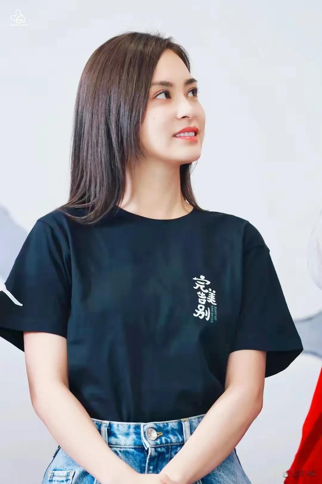 阿娇新剧开机颜值依然扛打，阿娇的脸胖过瘦过，但就是没丑过。阿娇的美看着舒服，不像