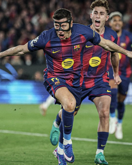 罗伯特·莱万多夫斯基现年 37 岁零 209 天，是欧足联冠军联赛淘汰赛阶段最年