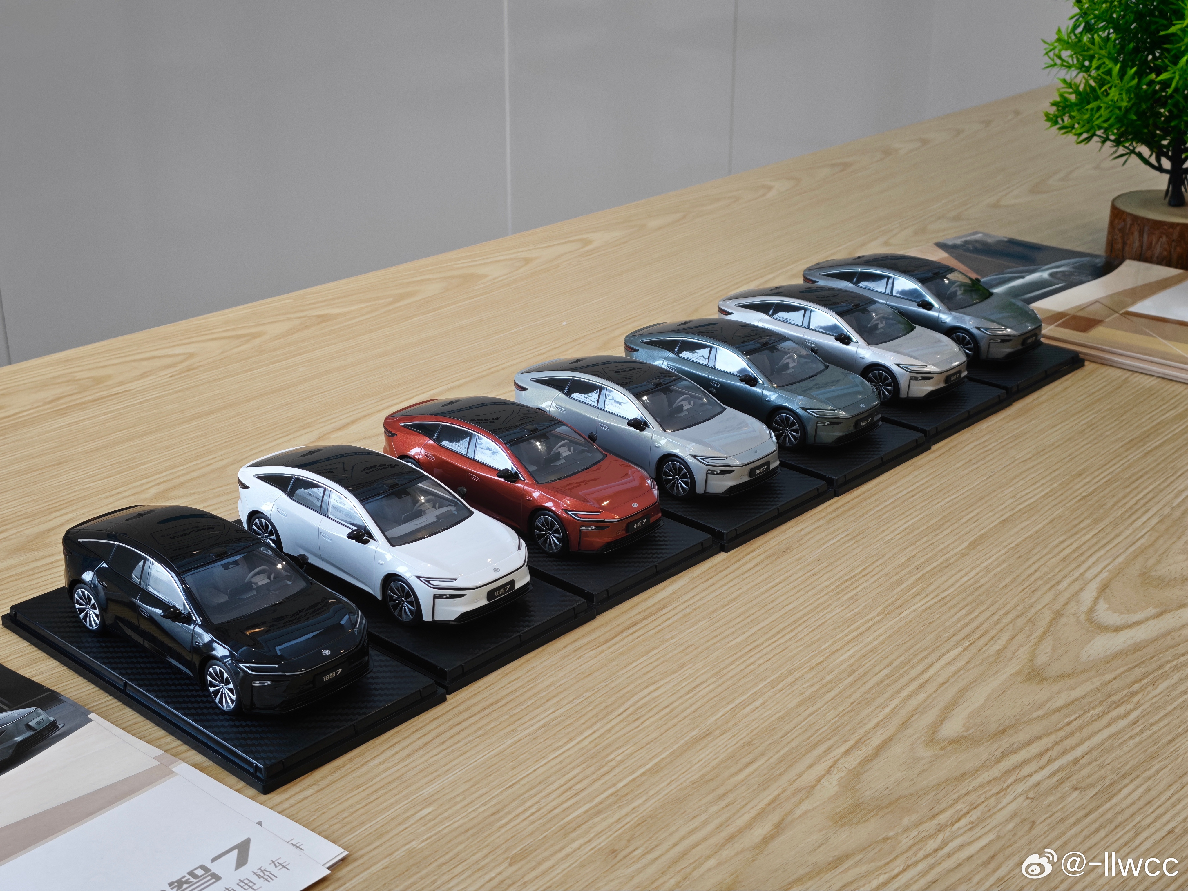 广丰给铂智7的宣发很认真嘛印了厚本车书做了全套全颜色的模型 