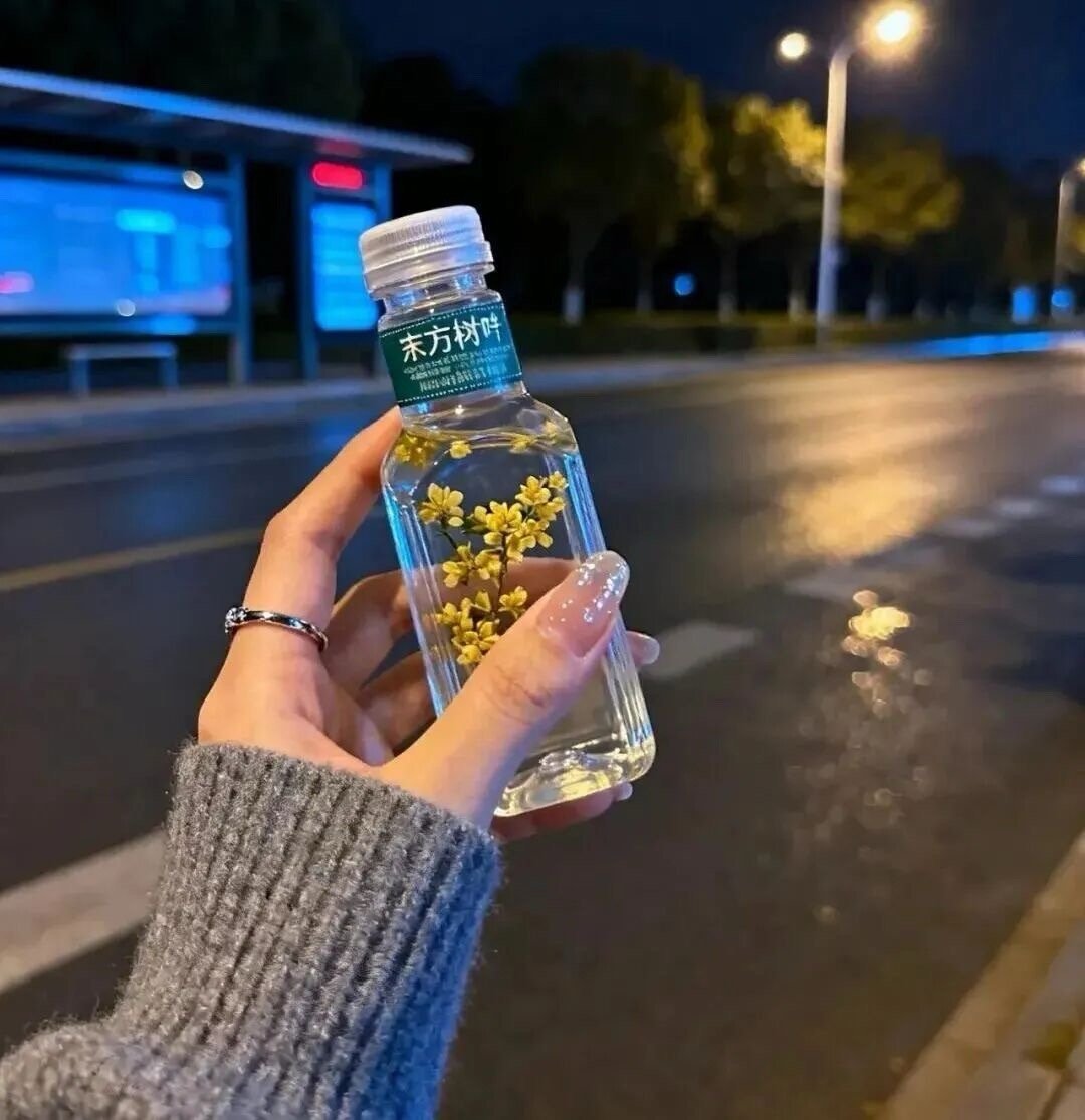 你总是这样 遇到难回答的问题 就不回答了 可我还是依然不停的追问 想听见你的回答