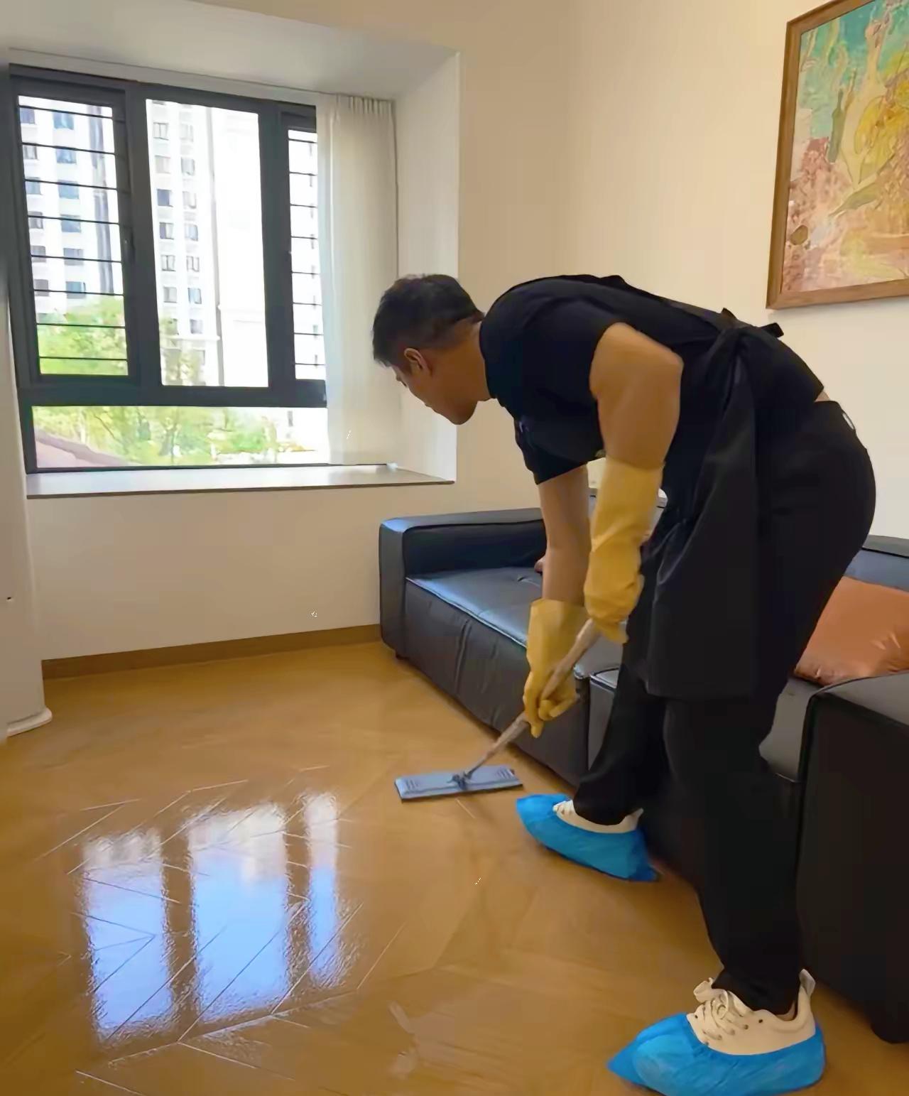 我老公两三年没上班了，
但是日子一点没受影响。
​房子是他爸妈全款给买的，没有房