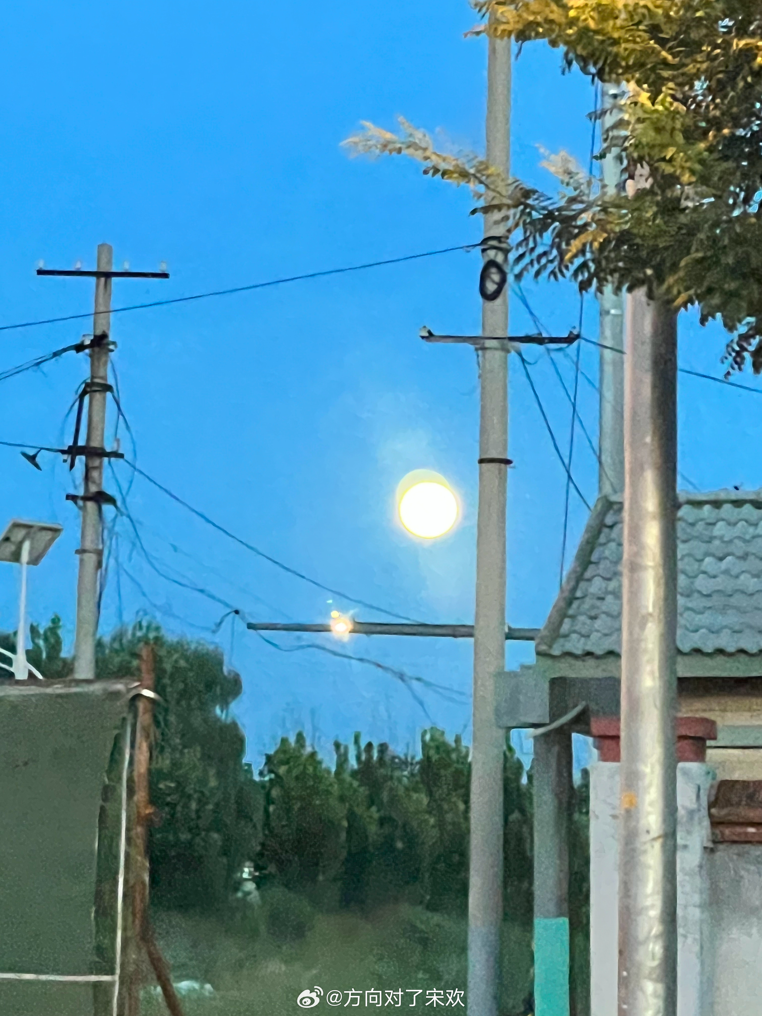 清早的月亮，和早上的太阳，阳光很刺眼，我很困  ​​​