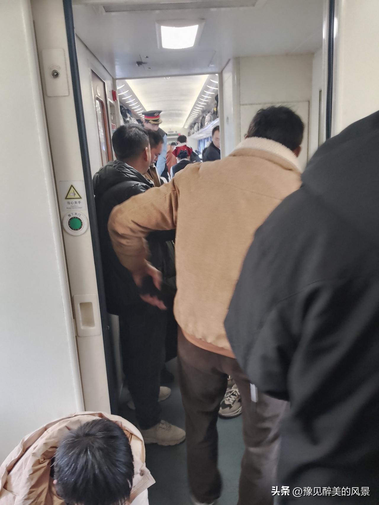 火爆太火爆了！不得不说，还得是普铁客流量好啊，不逢年过节的不仅坐满了乘客，而且车