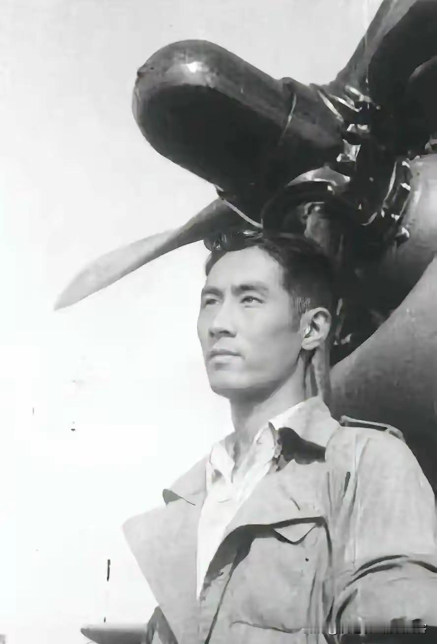 1944年，飞行员王光复在成功炸毁日军军列后，正准备返航，途中路过日军机场时，意