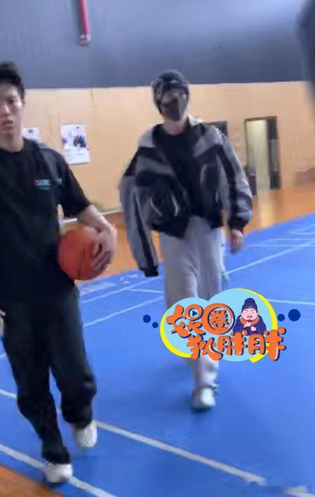 曝王鹤棣保镖肘击私生曝王鹤棣保镖打私生 有娱乐自媒体拍到王鹤棣在球场打完球，有私