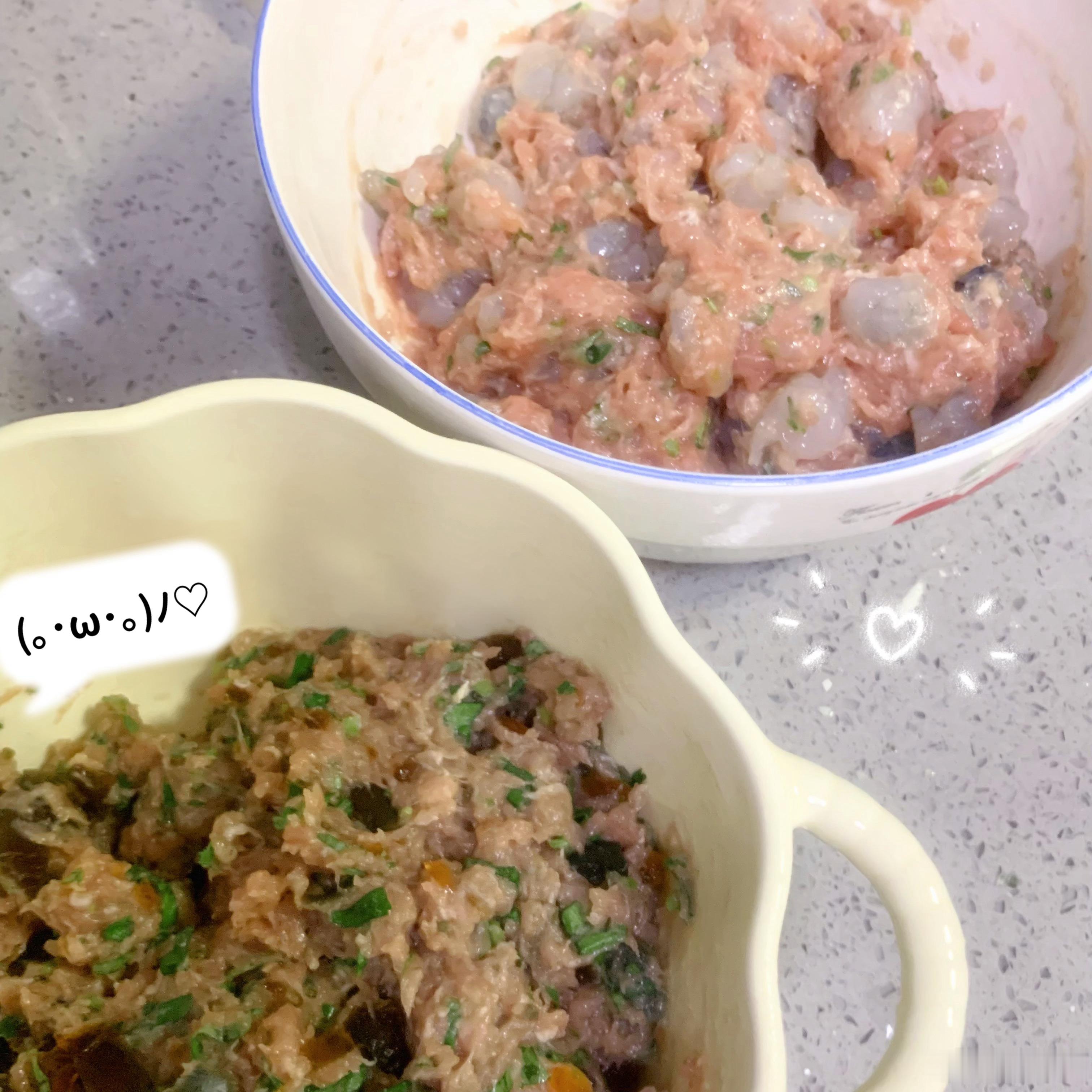 最近六阳了，没怎么做饭。周末在家包了两百多个小馄饨。黑虎虾鲜肉跟皮蛋鲜肉的。 