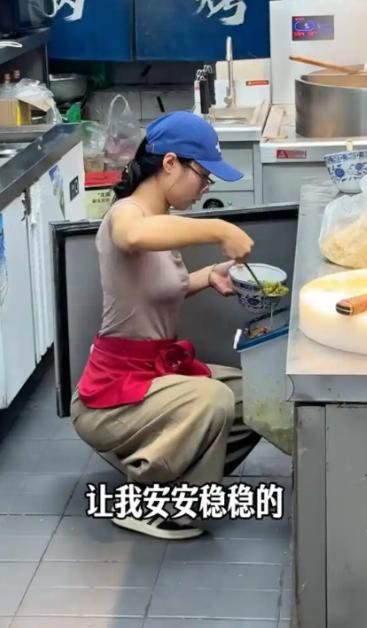 “这个女的火了！”江苏无锡，18岁女孩去饭店打暑假工，和老板商量好的，每天工作8