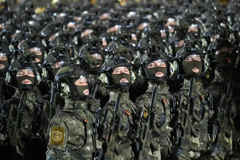 很多人想不明白
老问
为什么我们邻居阅兵在晚上
以为是因为晚上凉快，不那么热
一