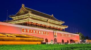 中国出现了一个怪相，我们现在变得比以往都要强大，但是美国欺负我们，日本欺负我们，