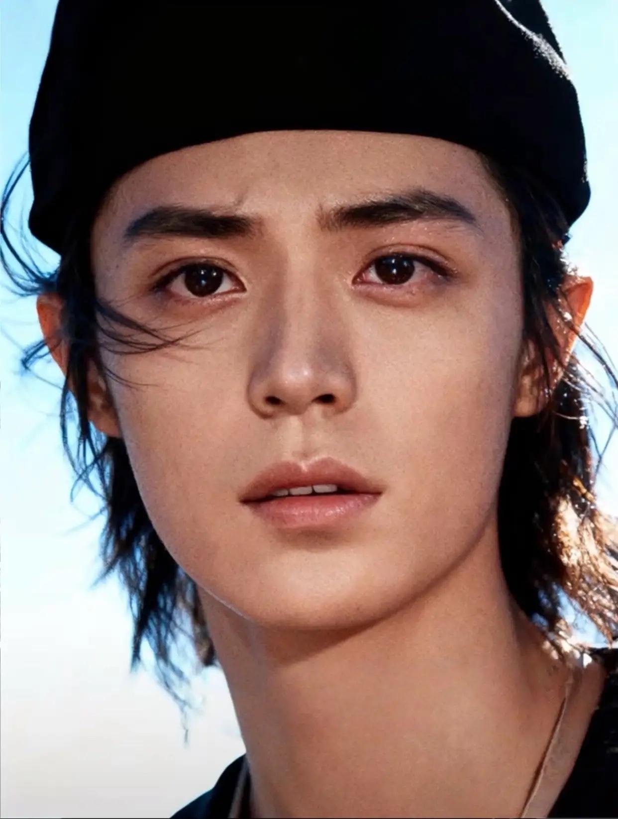 第一眼是不是觉得这是肖战？

其实这是霍建华！年轻时的霍建华真的太帅了。年轻照片