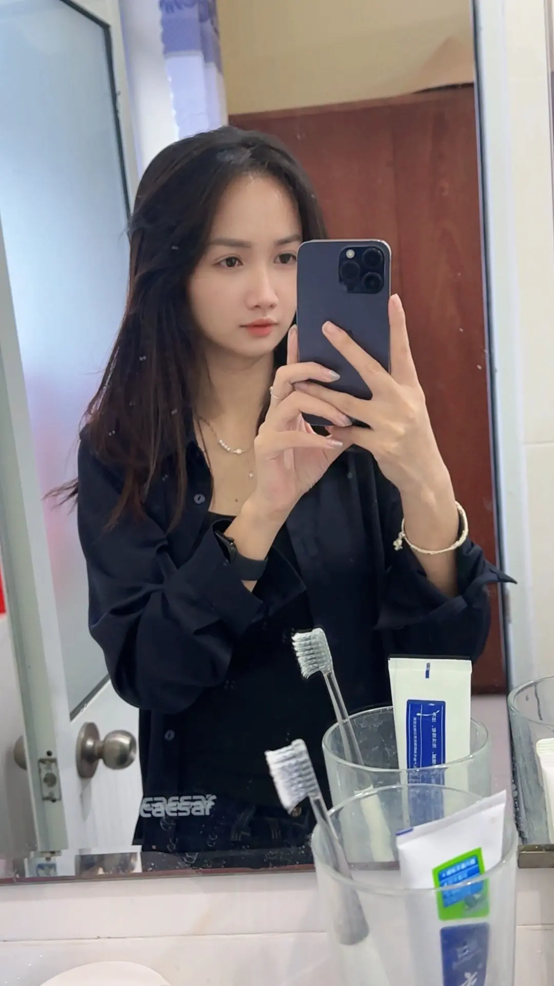 不知道少了什么，就是没以前快乐了，时间来不及细算，过往来不及细看，音乐...