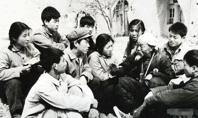 1973年，知青刘朝旭被推荐上大学，临行前特意去找队长道别。未曾想，在他家窗前，