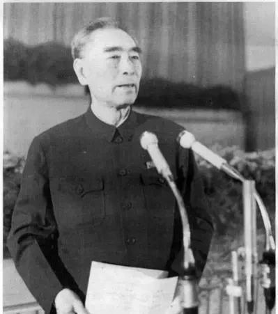 1975年，行动前，周恩来用颤抖的双手签署了一份机密文件，然后仰起老脸，大声说：