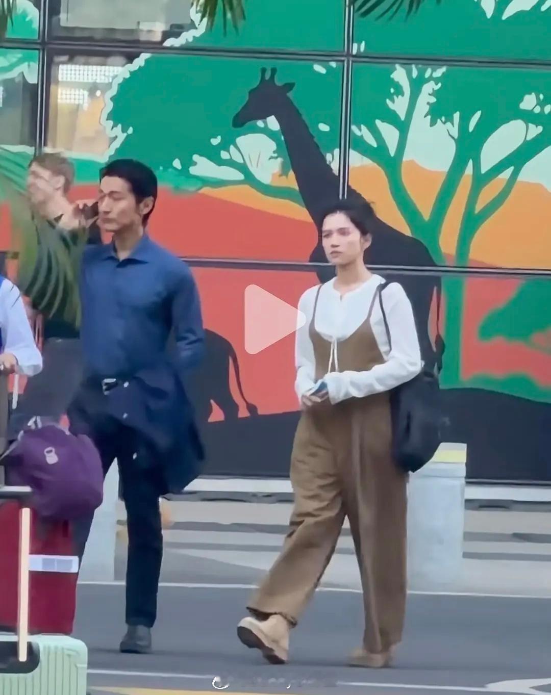 《致我那菜市场的白月光》张婧仪、陈靖可路透喜提内娱最接地气现偶妆造，是故意这么穿