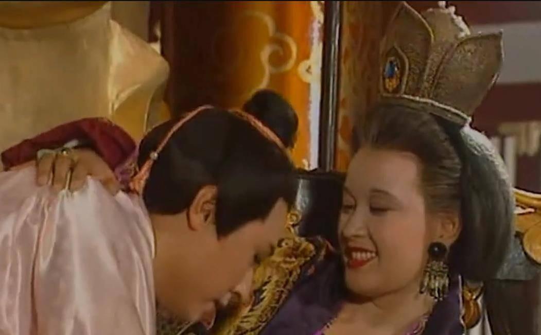 公元700年的一个夜晚，武则天累坏了，终于睡着了。张昌宗轻手轻脚地挪到隔壁，那里