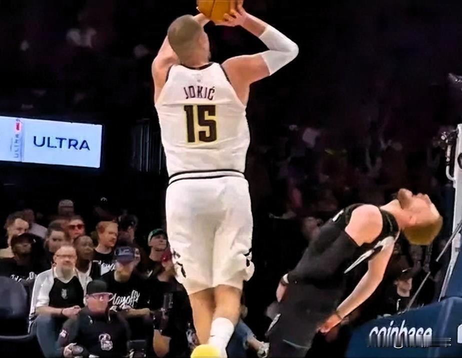 离谱！约老师肘击放倒迪温琴佐，裁判回看改判防守犯规，森林狼球迷彻底怒了
 
掘金