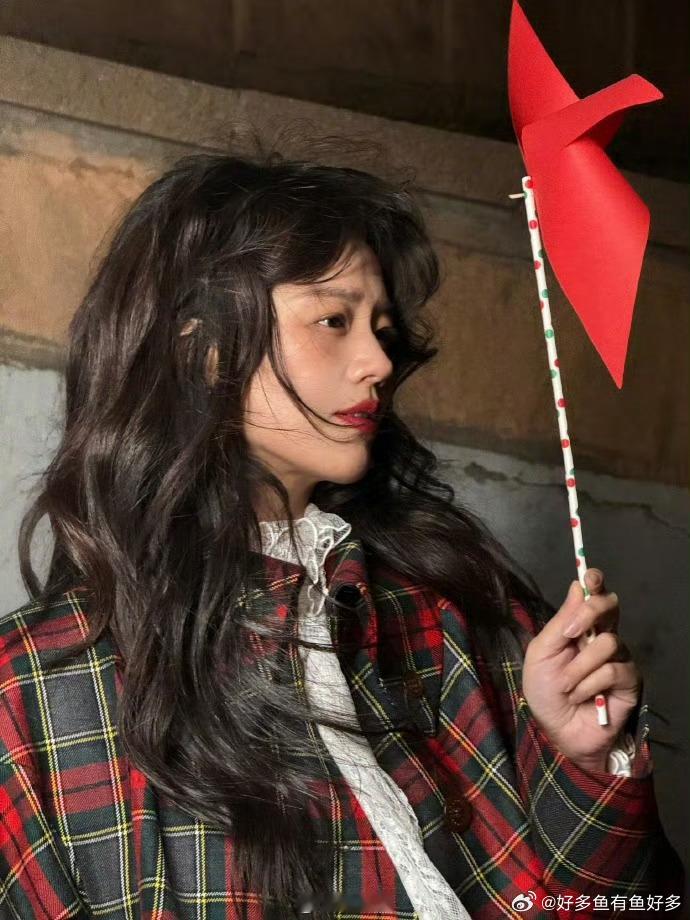 马思纯站在那里就是一部电影马思纯与生俱来的电影感天生电影感藏不住，马思纯路演生图