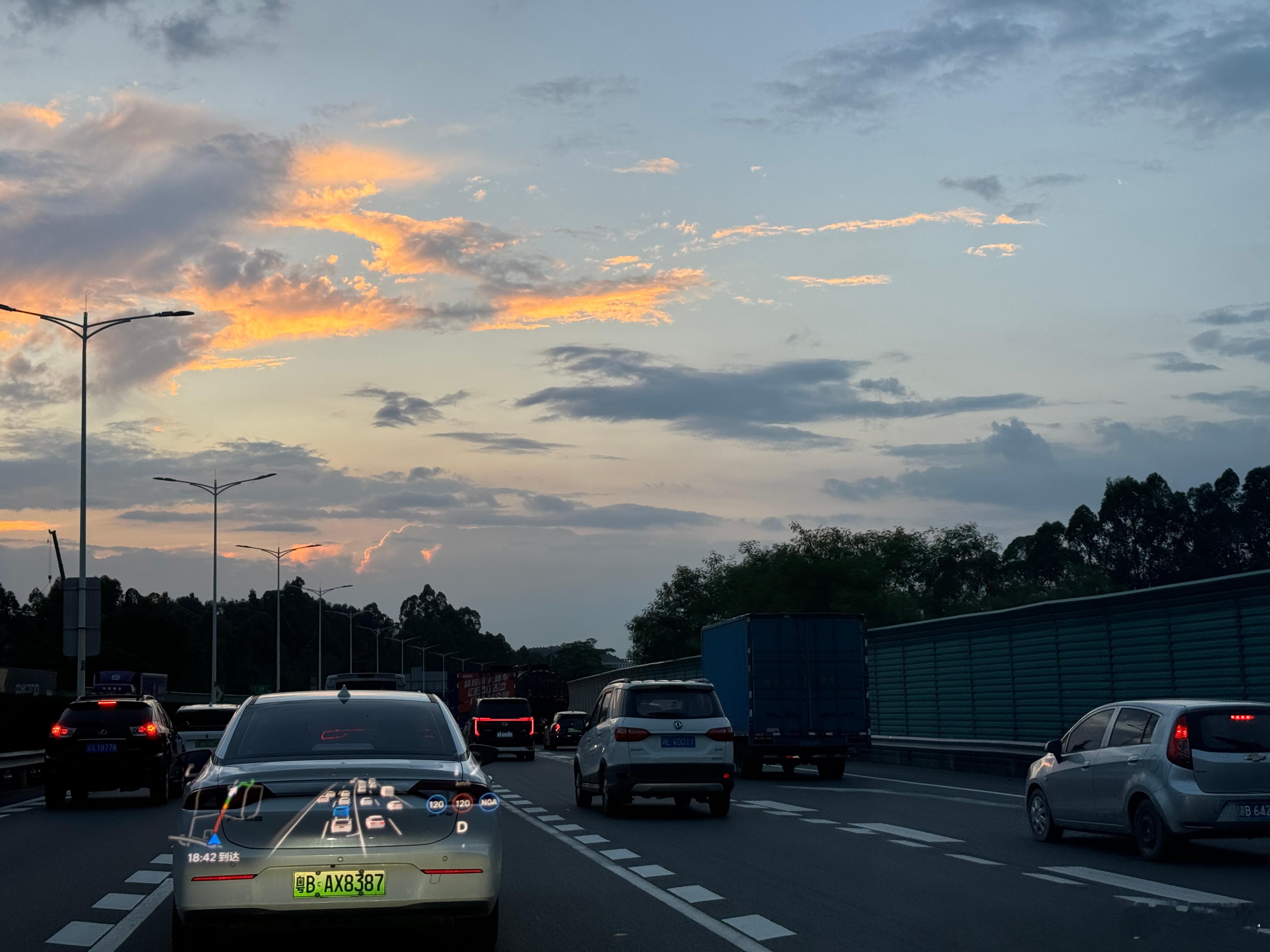 无奖竞猜，我开的是什么车？[doge]#新能源汽车##汽场全开##我与汽车的日常