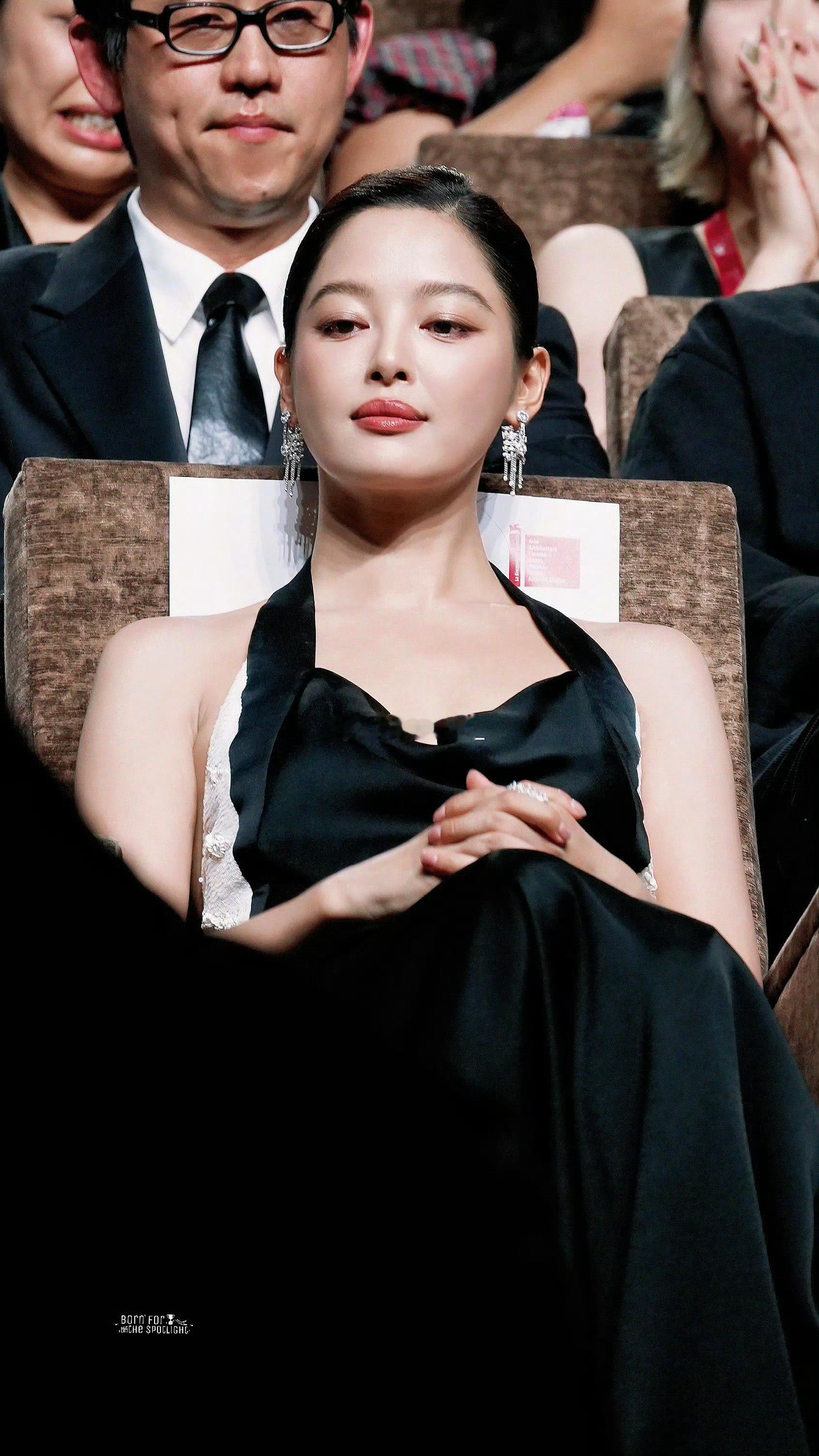 辛芷蕾这张图很好的诠释了什么叫：野心是女人最美的装饰品 ​​​