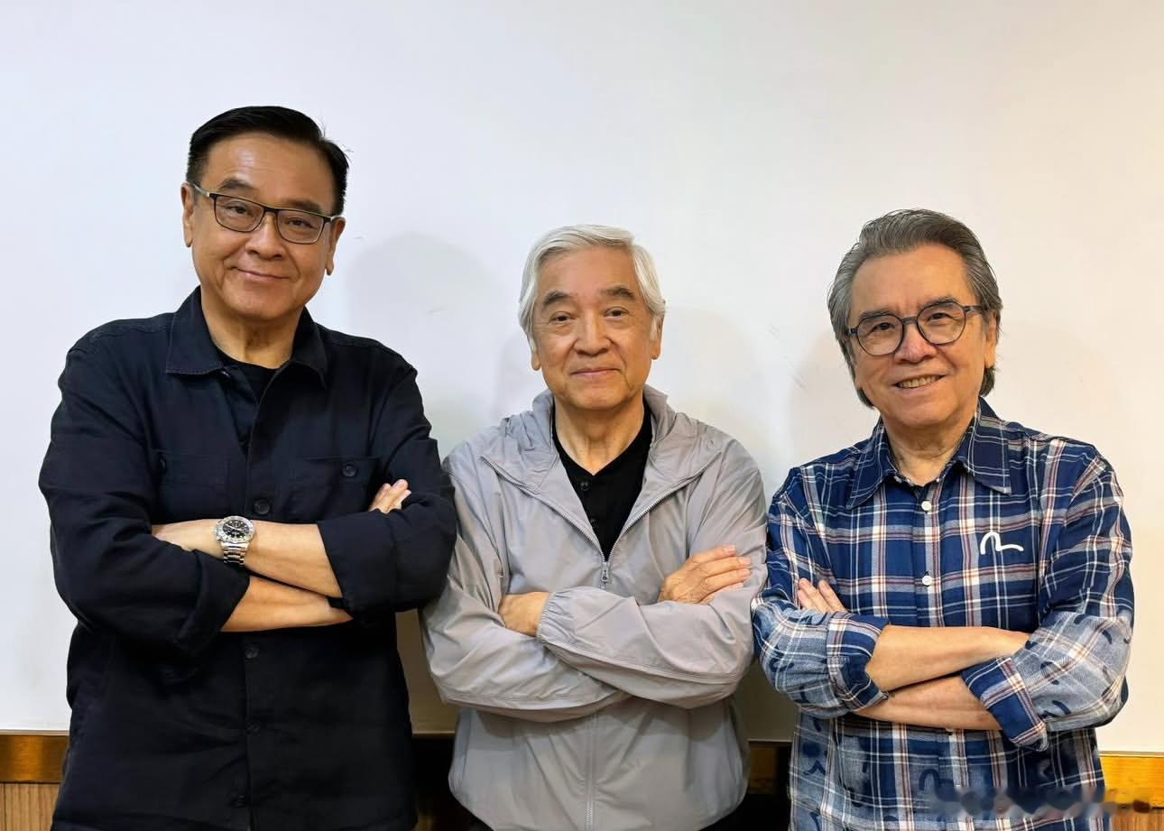 秦沛、姜大卫、尔冬升三兄弟合影一张姜大卫：“三条友，最新合照。”[心] ​​​