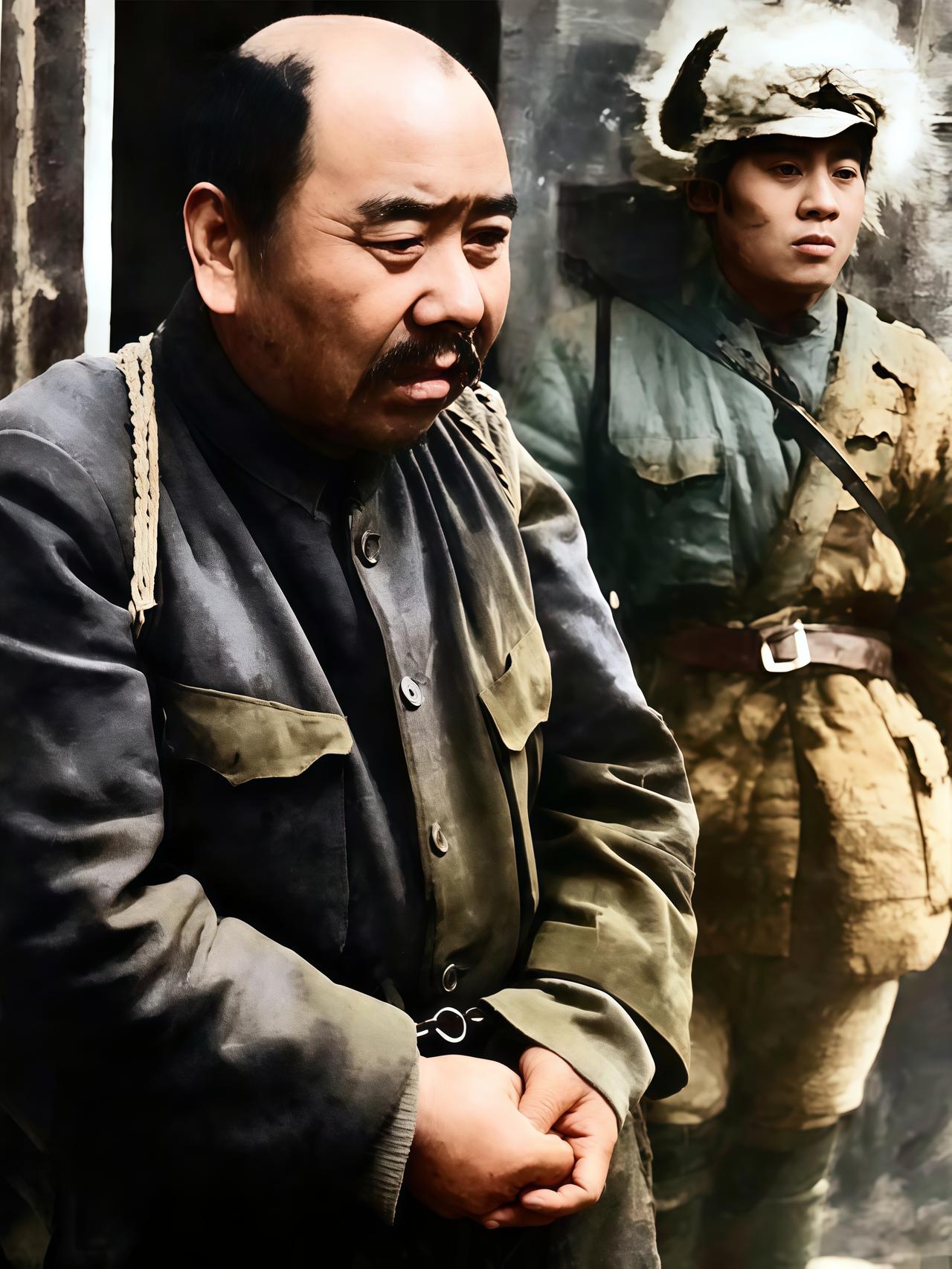 此人曾是东北抗联第八军军长谢文东。此时，他被绑缚双臂，烤着双手，站在高台上，接受