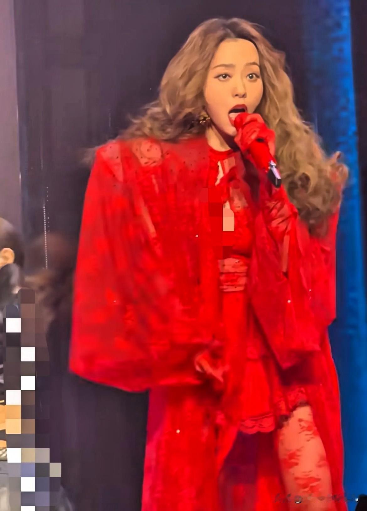 这下好了，可能全国都要出名了！

张靓颖41岁了，近日开演唱会时穿着和她演唱的歌