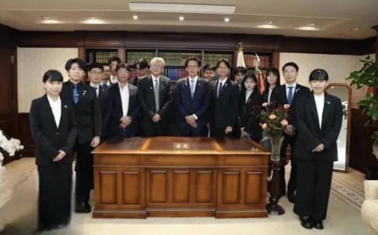 台湾网红馆长28日再次回应民众党黄国昌率团访问日本的事情，馆长表示，黄国昌做的事