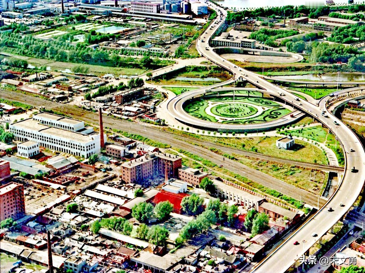 南直立交桥哈尔滨市第一座互通式立交桥，始建于1990年当时还收过桥费。图二有当年