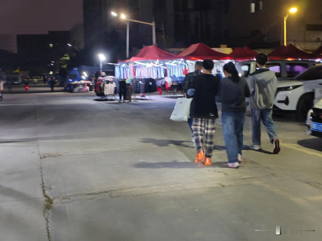 冬日生活打卡季2月1日（腊月十四），今天星期天放假一天，夜晚的夜市上行人寥寥。