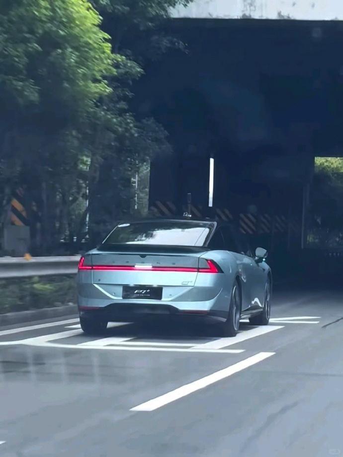 厉害的网友发来疑似小鹏P7+增程版实车路试中，这新车尾一眼不同了。 