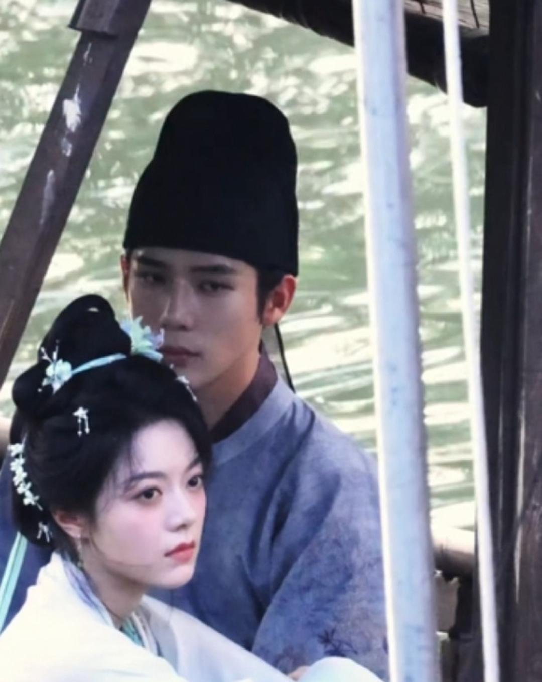 《一念江南》最初传的是虞书欣，如今则由赵今麦出演。这部剧的妆造很有突破，与市面上