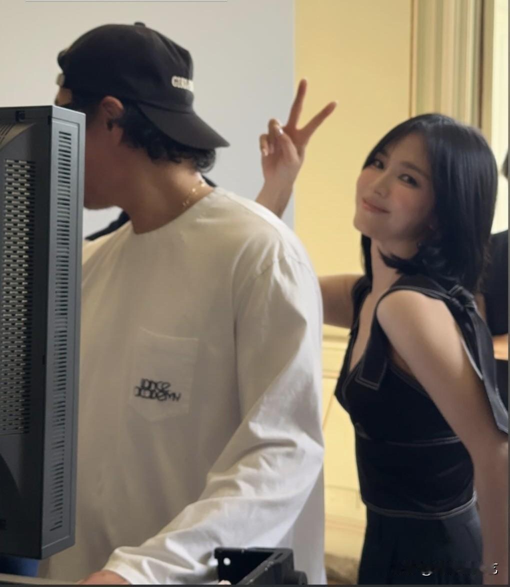 19日，演员宋慧乔在个人Instagram上发布了多张行程中拍摄的照片。照片中，