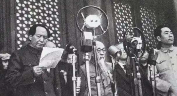 1949年，开国大典前，刘拴虎在天安门广场突然发现一个烟头，而就是这么一个小细节