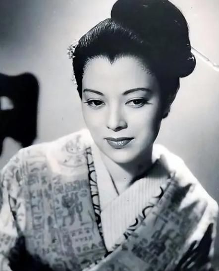 1945年，一个女汉奸被押赴刑场执行枪决，可是女汉奸却突然掏出来一个纸团，法官看