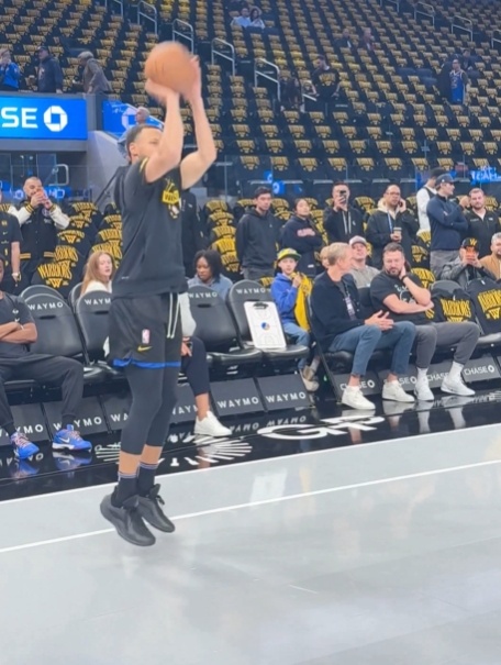 库里再穿进口鞋！热身时上脚李宁JB4碳纤维“蝙蝠侠”！ 