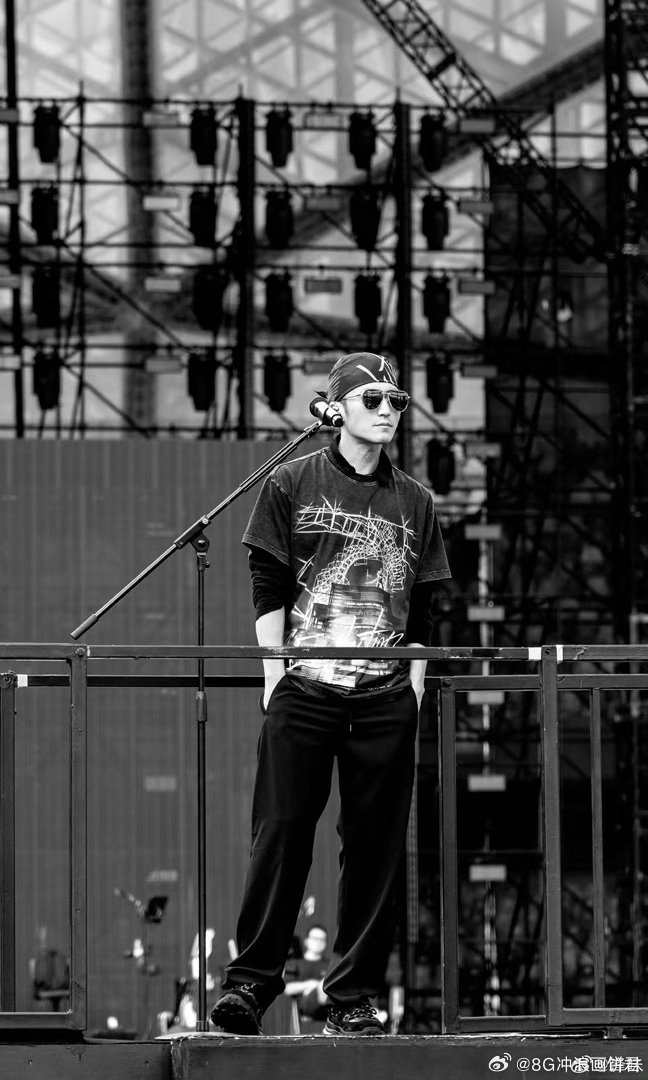 谢霆锋把耳麦扔了 耳麦：要不我修一下？谢霆锋：不用，我有嗓子。这一扔，扔出了二十