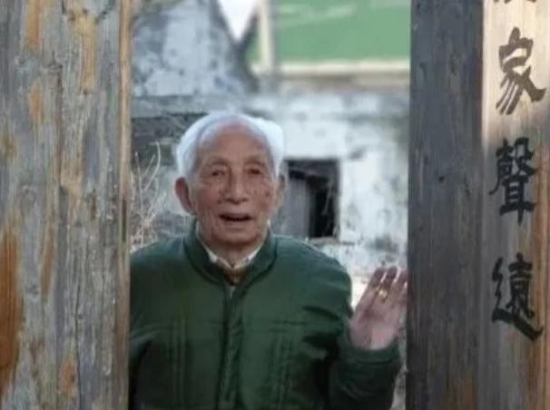 泪目了！2024年云南一96岁退休教师去世，学校翻找资料才发现：这个老教师居然获