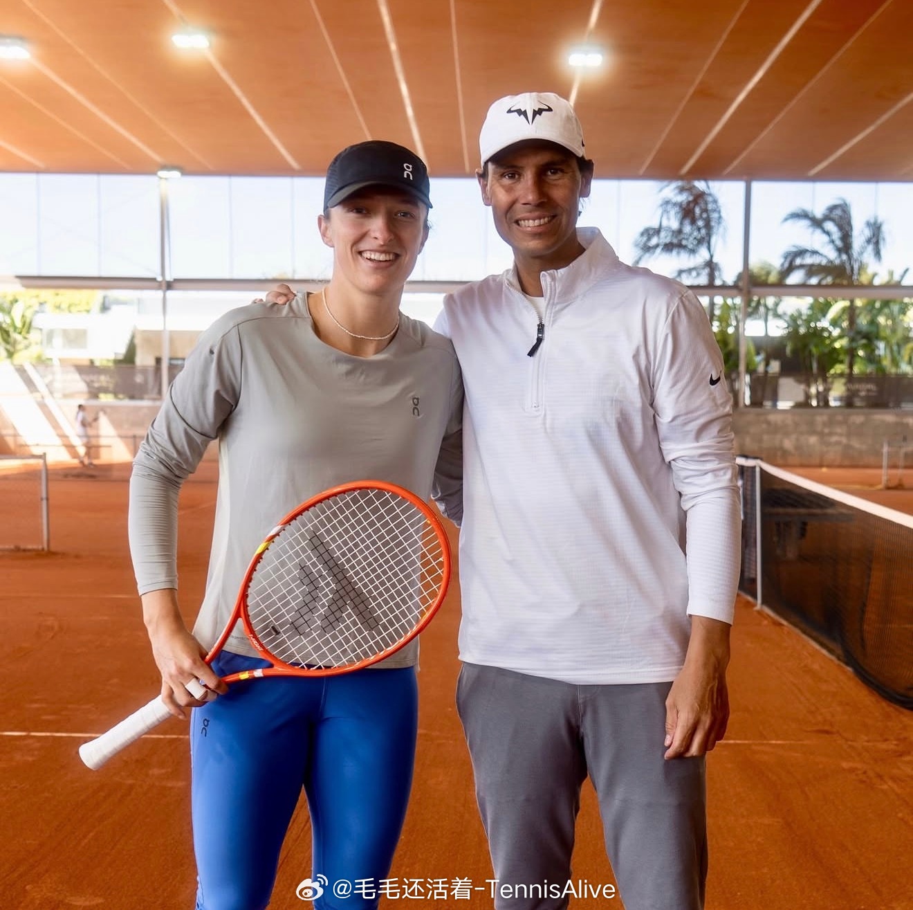 纳达尔和斯瓦泰克合体训练了。斯瓦泰克也果真拿了橙色版本的新球拍。应该是红土限定版