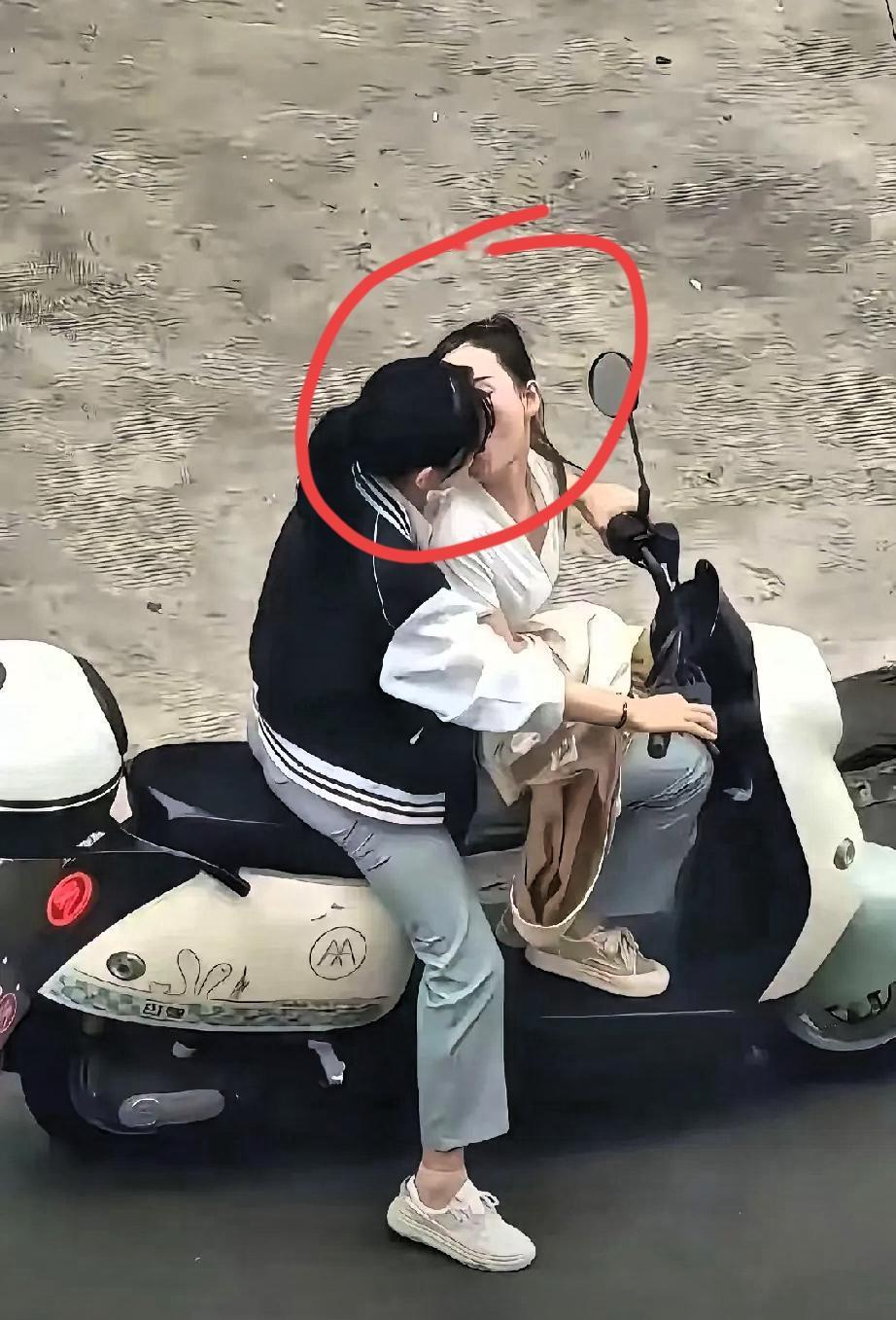 我的妈，是没男的了？刷到两个女孩在公共场合接吻，当场惊呼颠覆三观——这话真有点跑