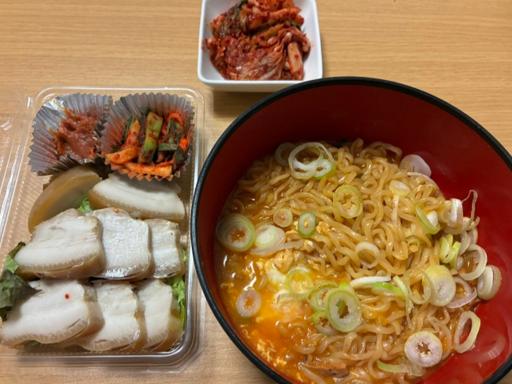 韩国网友晒出一份“豪华午餐”向日本人炫耀生活水平，配文写着“看看我们吃得多好”。