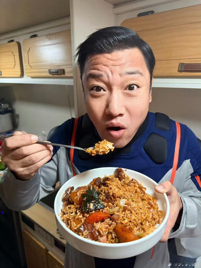 贾冰来和沈腾抢烩饭生意了贾冰做的徐福烩饭看着就香内卷王来了！贾冰晒出自制徐福烩饭