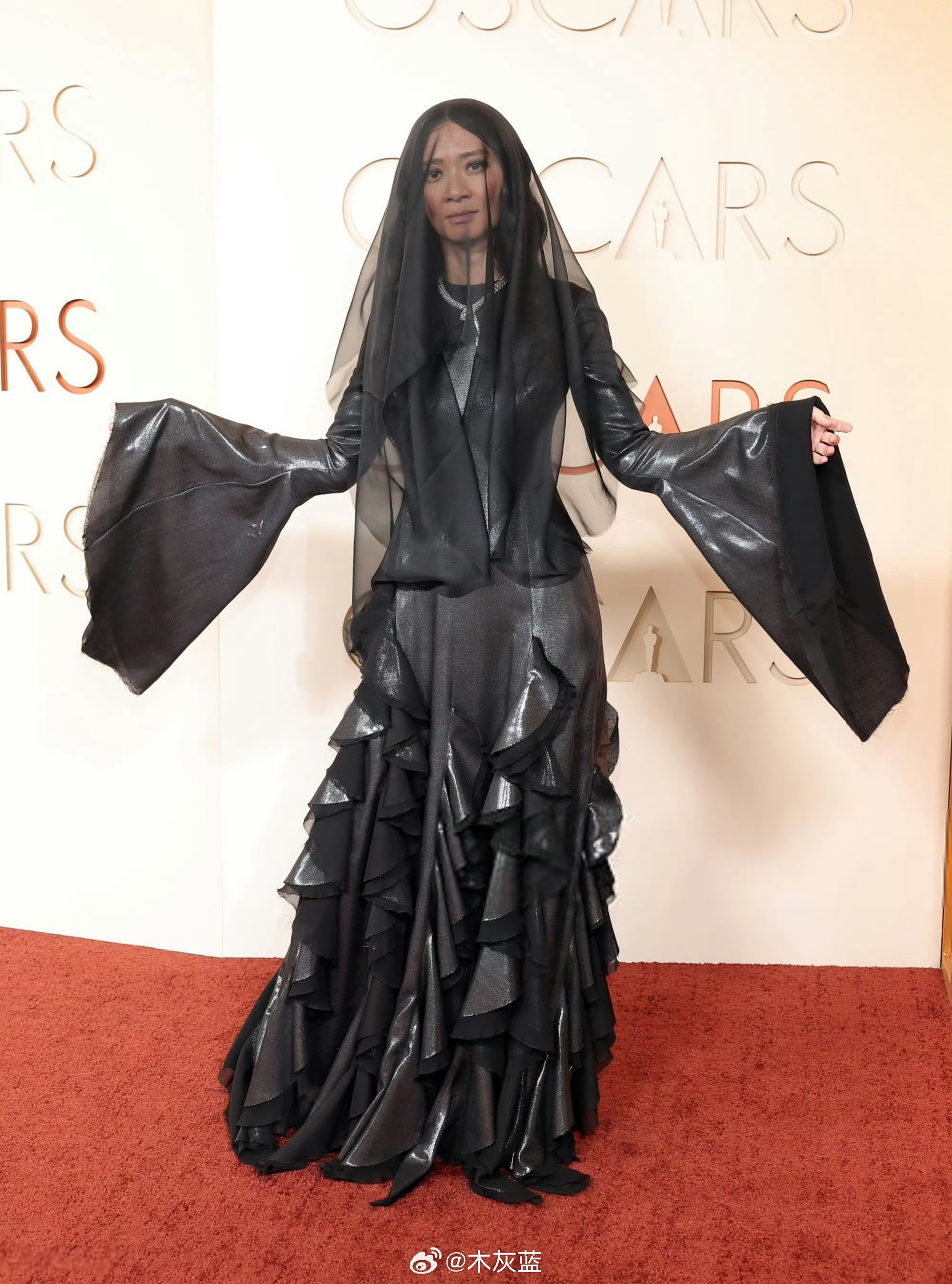 OMG！赵婷突然在红毯上玩这么大还有点不习惯～奥斯卡红毯
