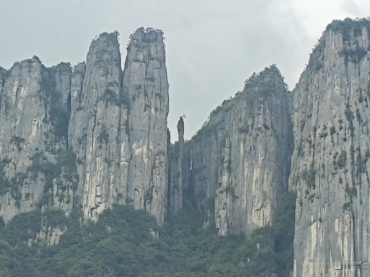 苏幕遮33·恩施七星寨
峻岩横，苍嶂峭。万仞危崖，刺破云天杪。
一柱孤峰凝黛巧。
