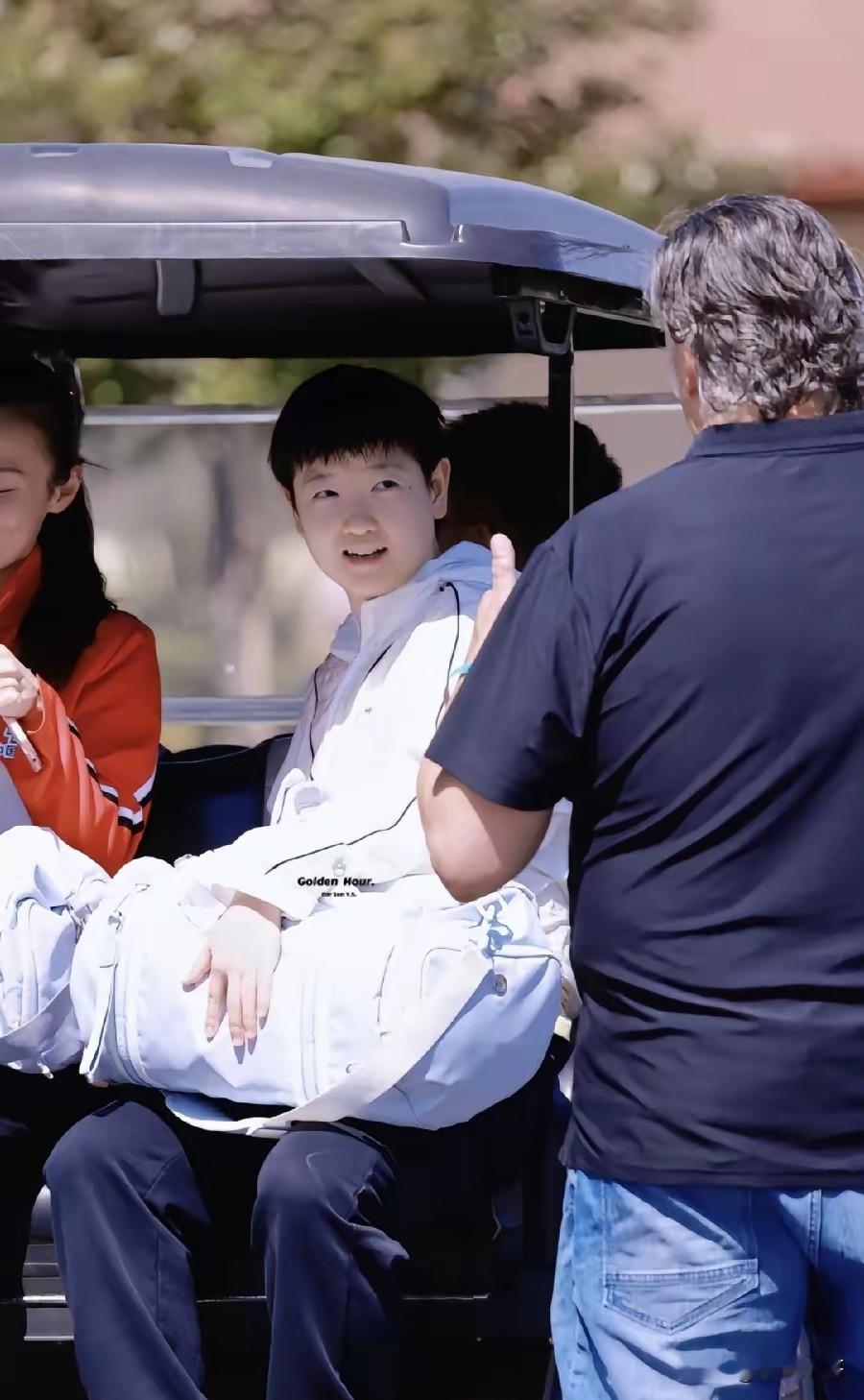 发现了吗？
莎莎不论走到哪，
都是自带主角光环，

莎莎到美国后的首次上训，
身