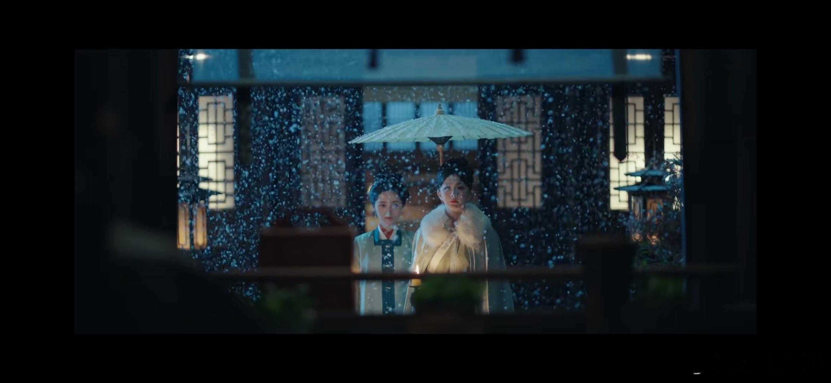 曾庆杰镜头下的孔雪儿  哇塞！当看到曾庆杰镜头中的孔雪儿，那毛领造型瞬间抓住了我