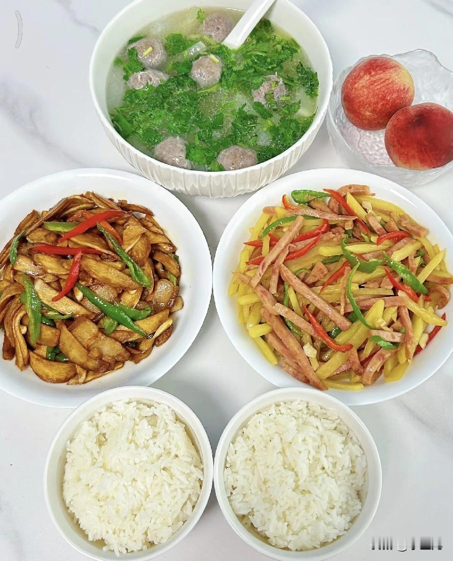 其实浪漫从不是鲜花和惊喜，而是藏在平平淡淡的日常里。是一日三餐的热气，是人间烟火