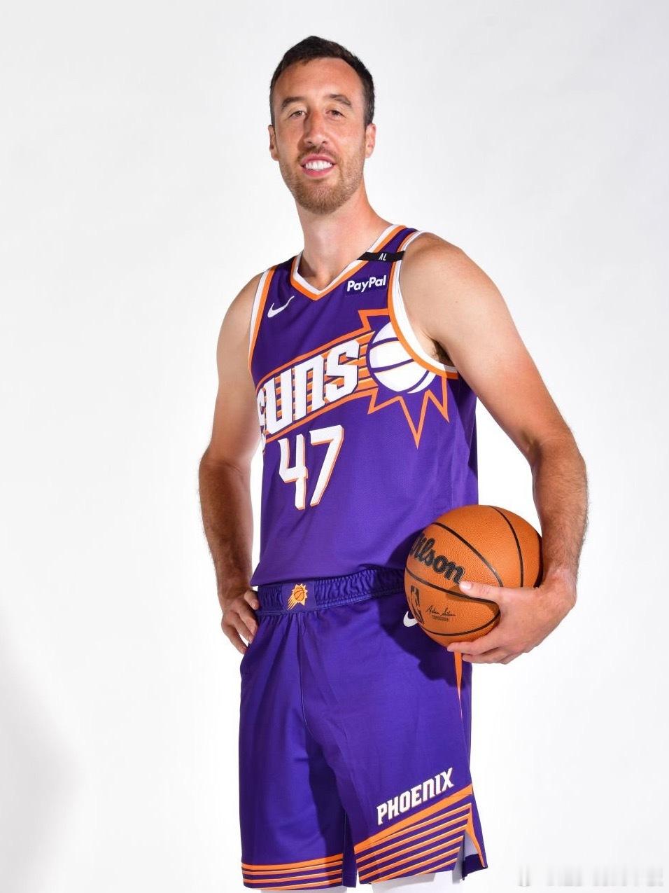 弗兰克-卡明斯基将代表广州龙狮出战NBA季前赛，作为外援考察的一个环节。广州龙狮