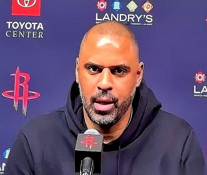 火箭队主帅乌度卡，等于把战术板往旁边一撂。
他告诉场上那帮年轻人：进攻的时候，别